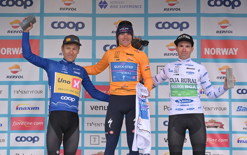 Remco Evenepoel tok tre seiere i Tour of Norway. Her med Tobias Halland Johannessen på 2. plass etter 5. etappe.