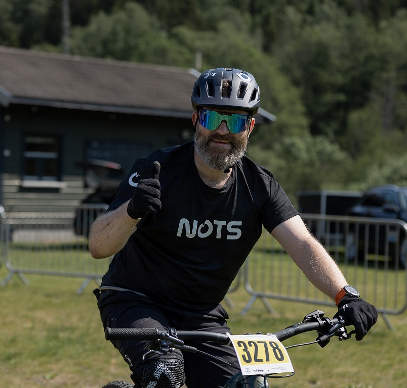 NOTS-leder Roy Ribe koste seg på elsykkelen i Terrengsykkelrittet. Foto: Ingrid B. Helljesen