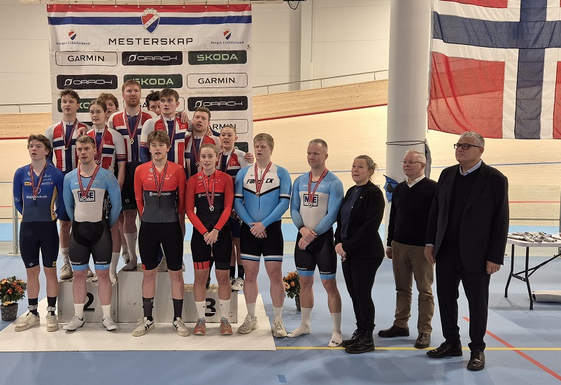 Alle medaljevinnerne søndag under avspilling av Ja vi elsker. Til høyre UEC-president Enrico Delle Casa, visepresident Henrik Jess Jensen og NCF-president Heidi Stenbock-Haakestad.