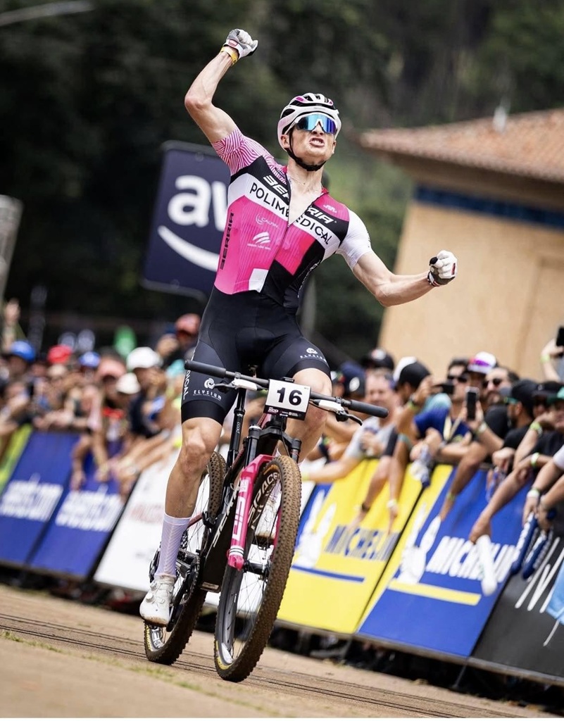 Sondre Rokke fra IF Frøy og det italienske profflaget Berria-Polimedical MTB Team jubler for seier i det første verdenscuprittet i XCC i år, som gikk i Brasil. Han er blant favorittene i begge grenene i år. Foto: UCI