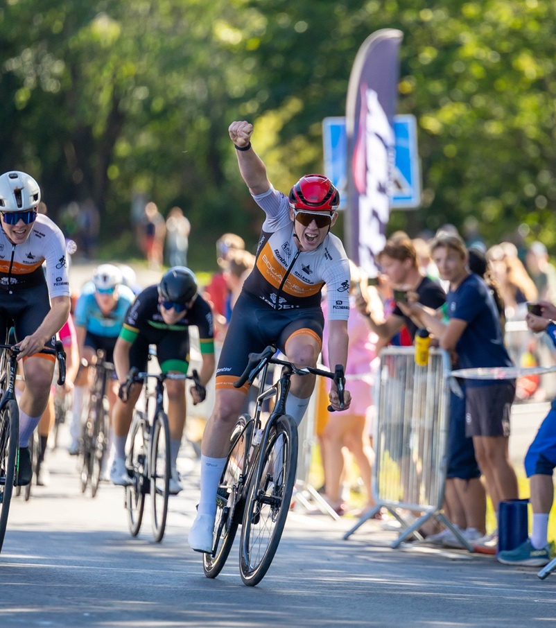 Daniel Kartevoll fra Bogafjell SK jubler over spurtseier i M16 fellesstart, foran Mads Furenes fra samme klubb. Foto: Stian Vestli