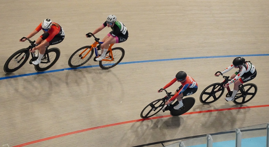 Ingen kunne tukte Marte Dolven (nummer to i Asker CK-drakt) i noen av øvelsene i kvinner junior. Foto: Knut Nes