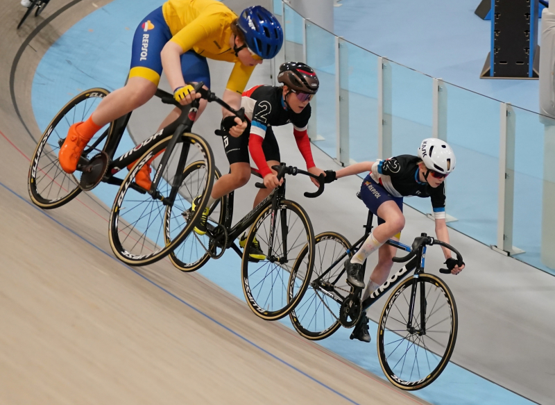 Det er god symbolikk i dette bildet der utøver holder hender under Madison-trening. Foto: Knut Nes