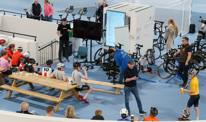 Tom Remman var en entusiastisk instruktør under banesamlingen. Her gir han gode råd til utøvere. Foto: Knut Nes