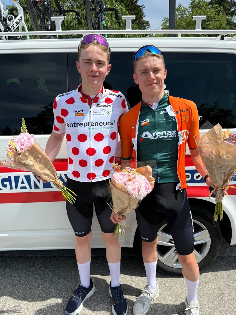 Sindre Orholm-Lønseth og Kristian Haugetun med trøyer i Tour de Vaud