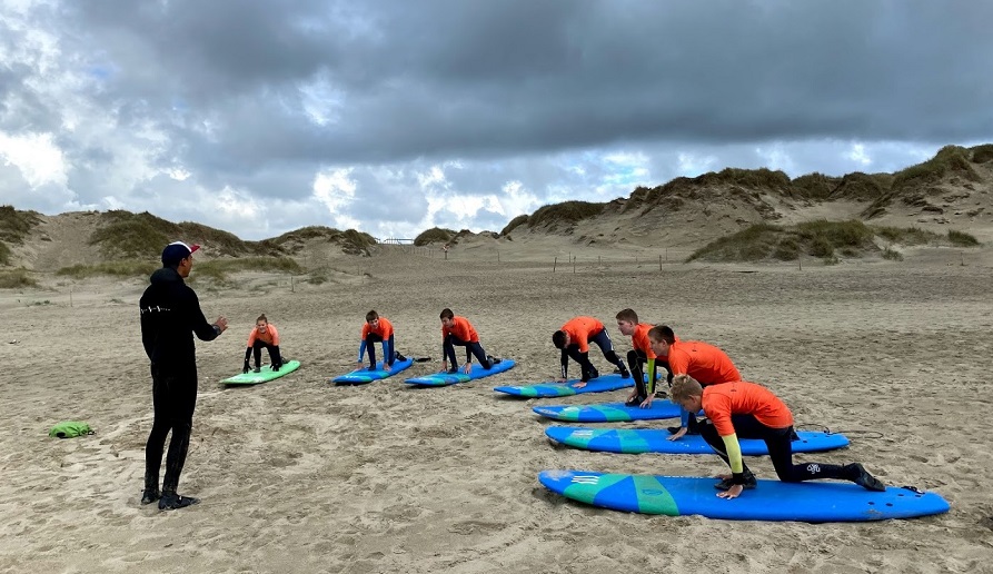 Beach Boys (and girl) på surfekurs