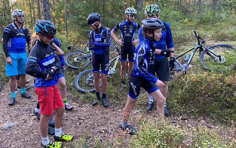 Her øver syklistene seg på riktig teknikk og sporvalg i terrenget. Først er det befaring til fots.