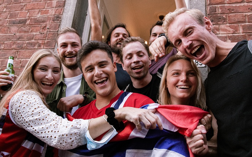 En gjeng med norske fans i godt driv. Foto: Bastien Gason