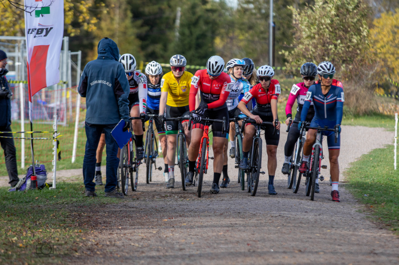 Kvinner senior, junior og master klare til start